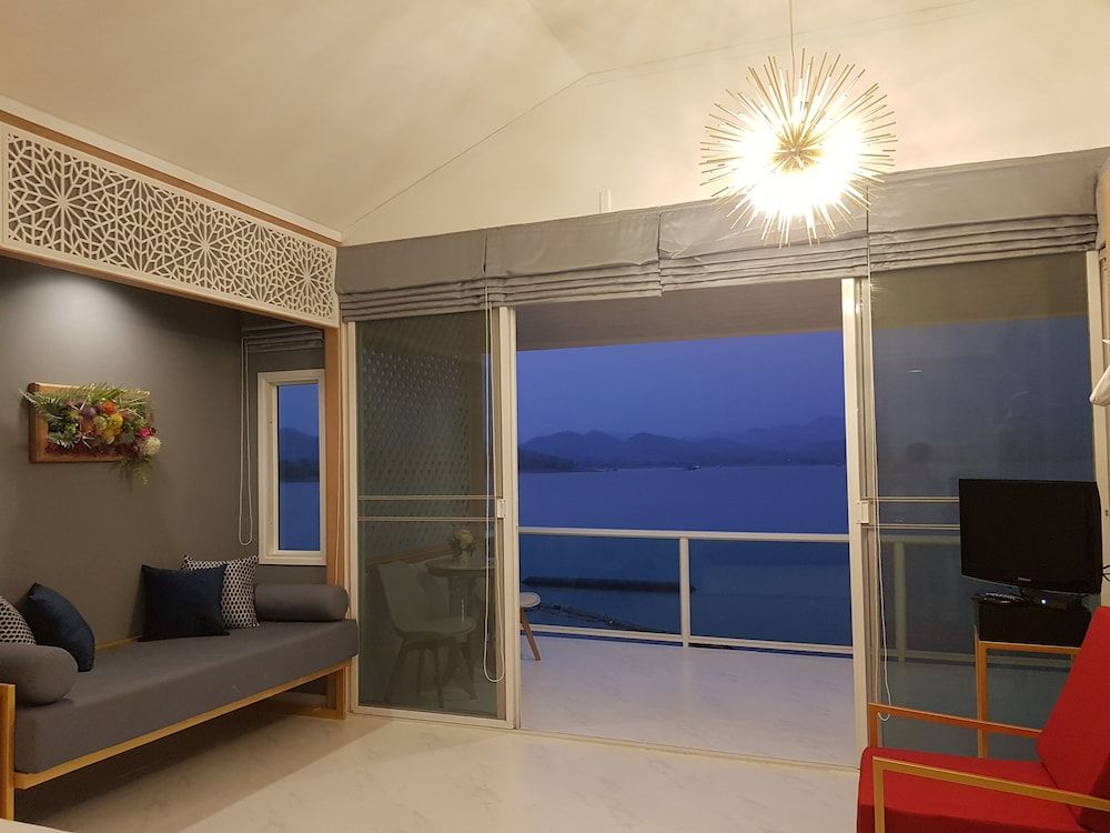 Raya Buri Resort Jacuzzi Villa with King Bed 3