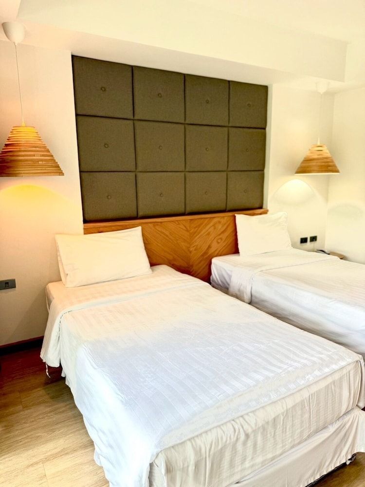 Oun Hotel Bangkok Superior Twin Room, Pool View 3