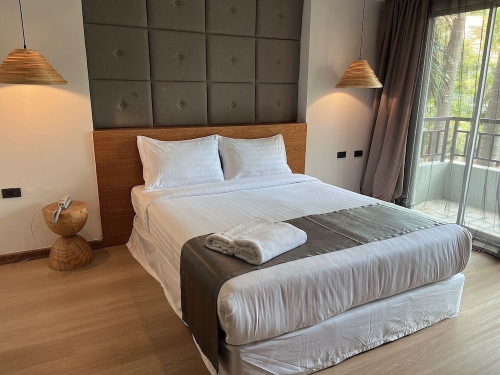 Oun Hotel Bangkok Superior Twin Room, Pool View 12