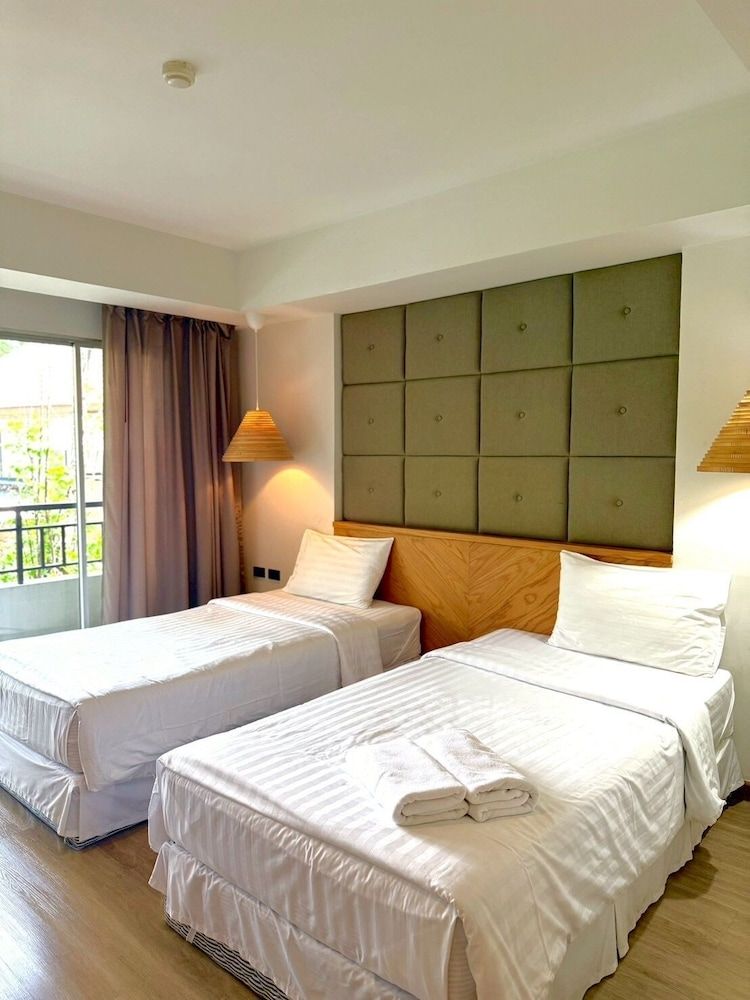 Oun Hotel Bangkok Superior Twin Room, Pool View 7