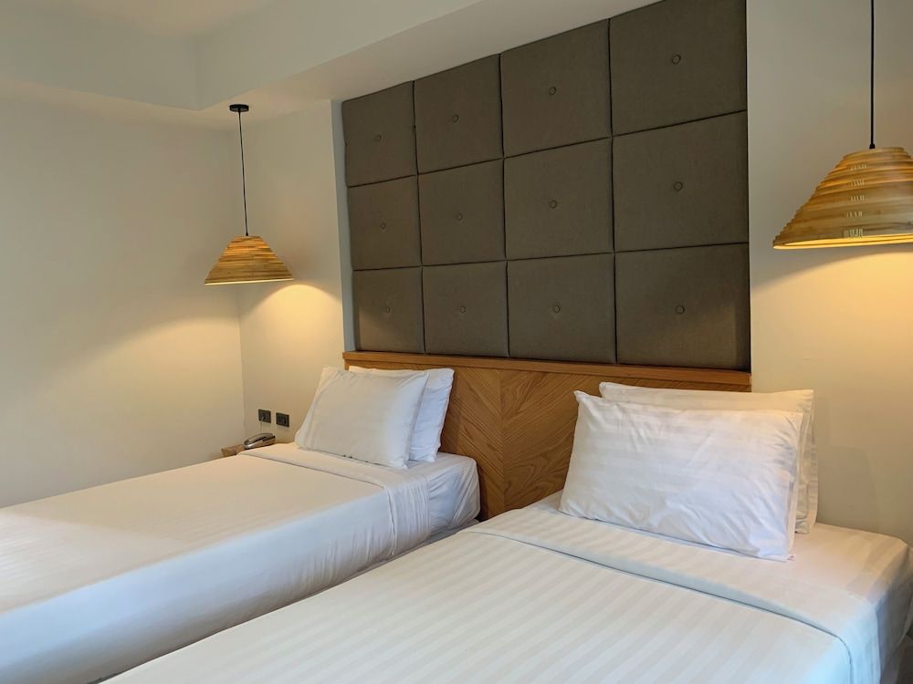 Oun Hotel Bangkok Superior Twin Room, Pool View 6