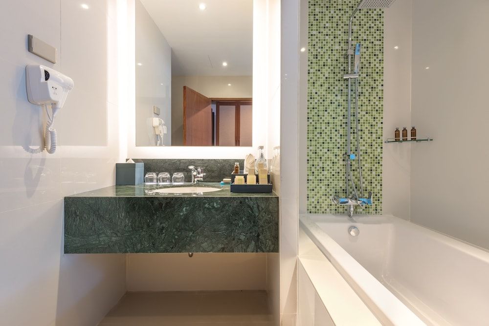 Fishermen's Harbour Urban Resort Deluxe Plus King Bed 5