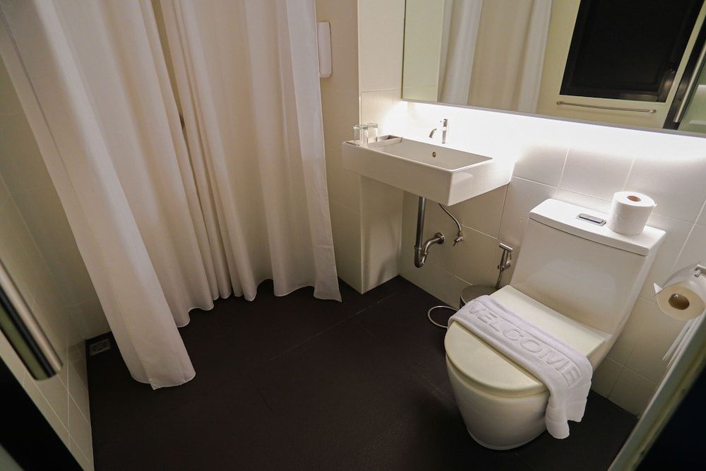 BED Phrasingh Hotel - Adults Only Standard Triple Room (Adult Only) 6