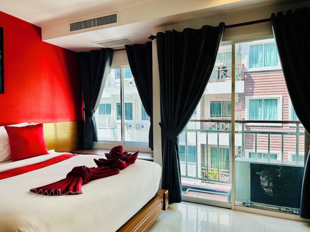 undefined PJ Patong Resortel 7