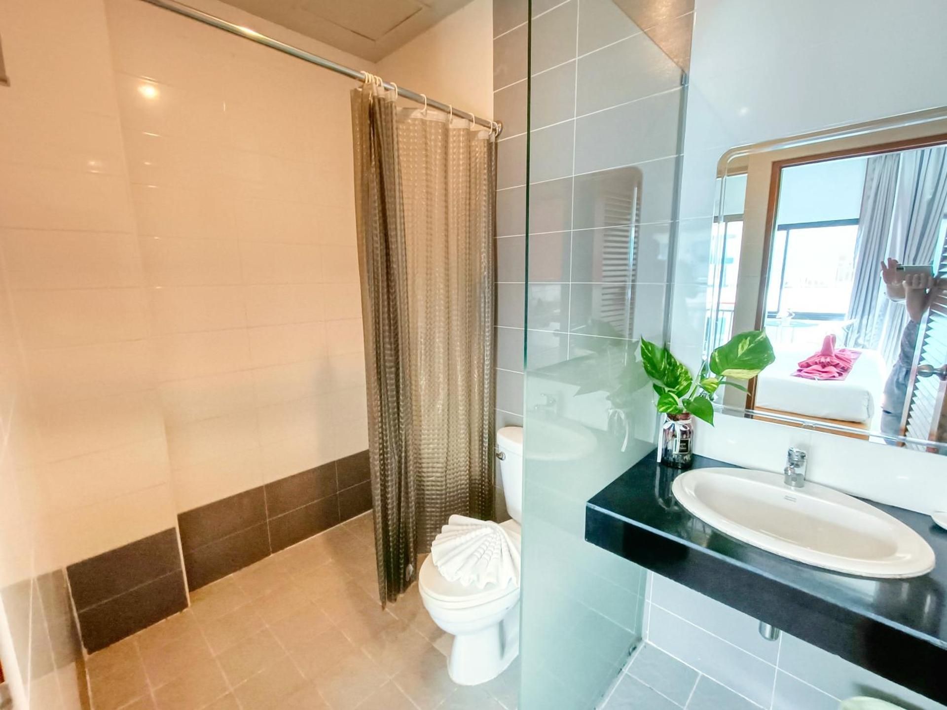 undefined PJ Patong Resortel 4