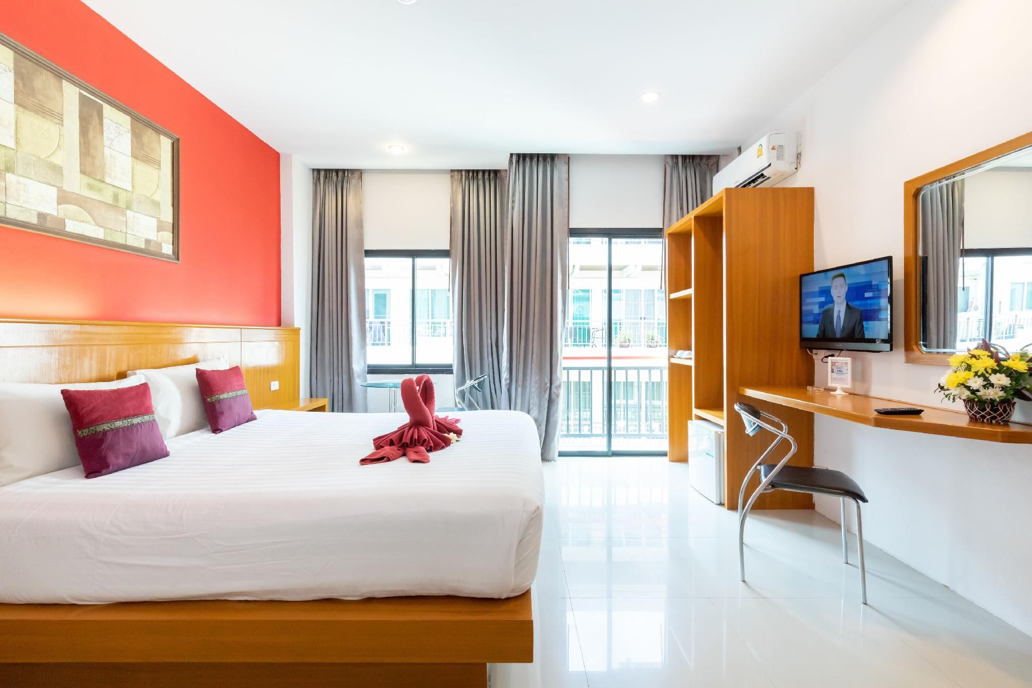 PJ Patong Resortel Deluxe Twin Room 2