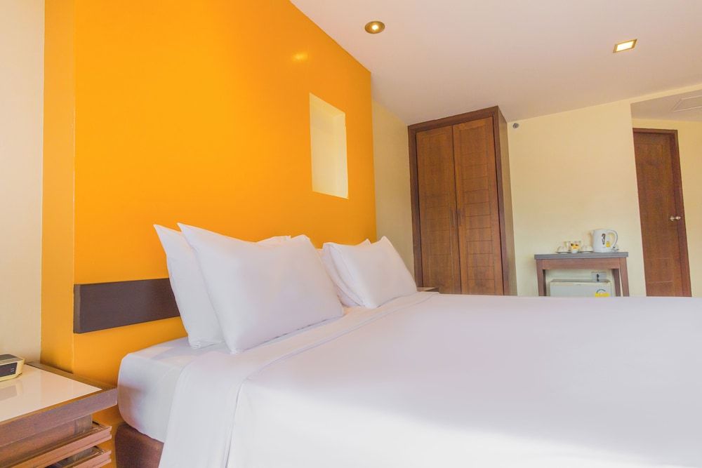 Mayflower Grande Hotel Chiang Mai Deluxe Room 12