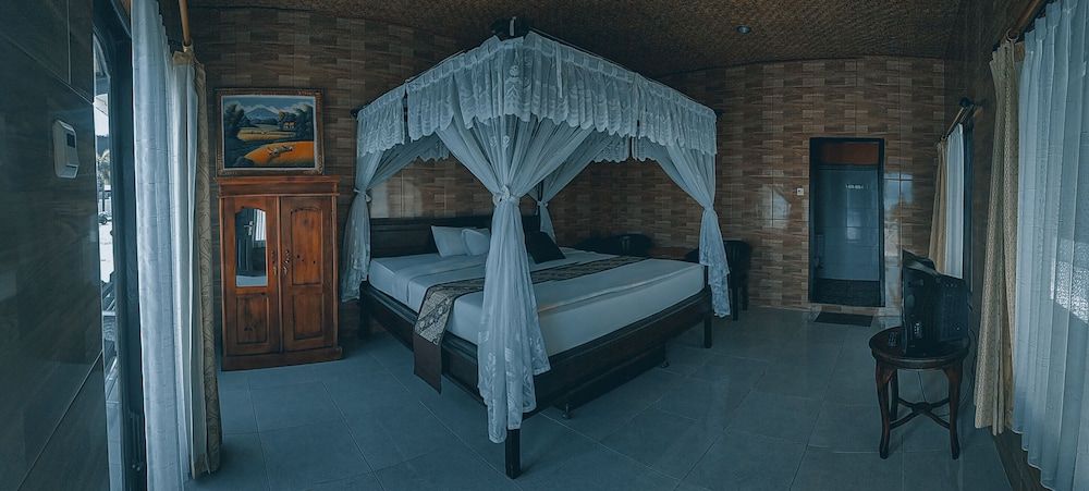 Standard Room, 1 King Bed, Bathtub, Lake View
