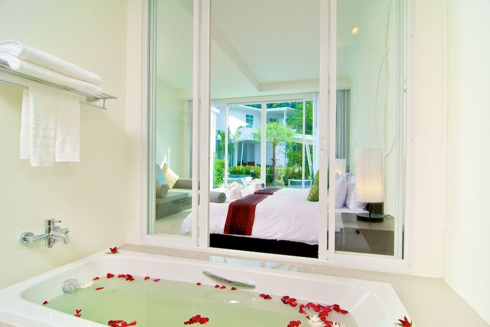 The Palmery Resort Deluxe Room, Pool Access 9