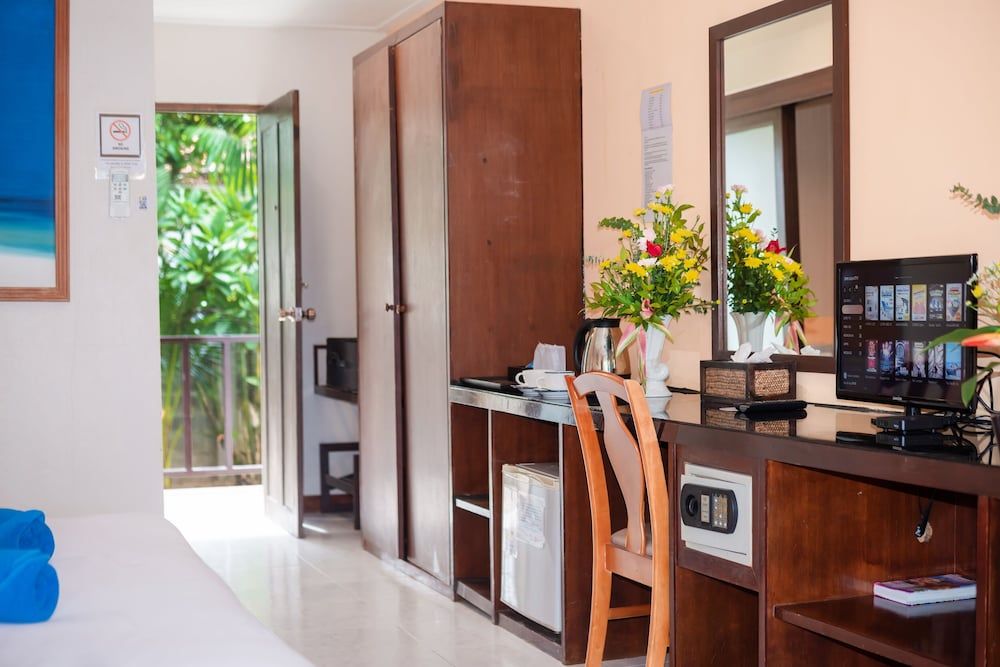 The Florist Resort Deluxe Room Pool View 7