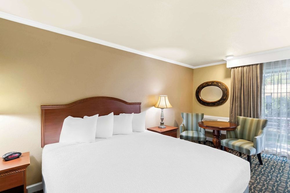 Best Western Miner's Inn Standard Room, 1 King Bed, Non Smoking, Refrigerator & Microwave 2