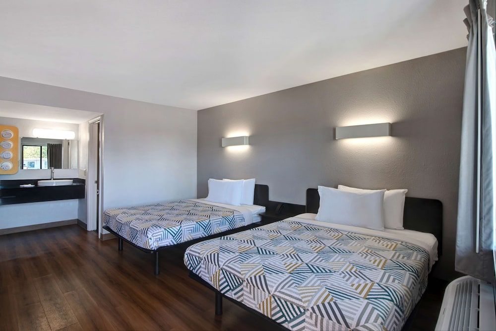 Motel 6 Sulphur Springs, TX Standard Room, 2 Queen Beds, Accessible, Non Smoking 3