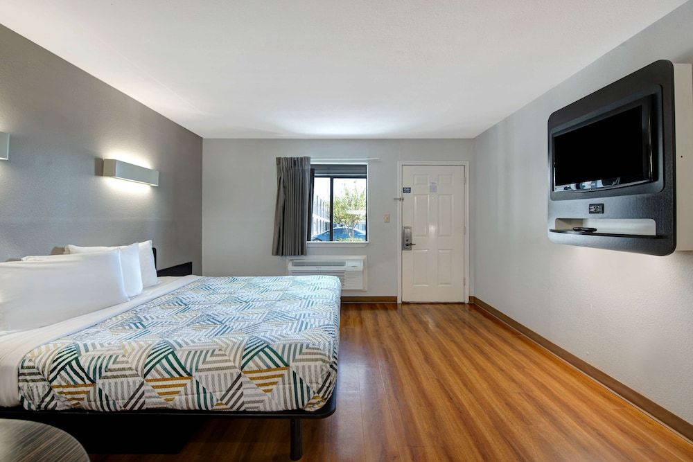 Motel 6 Sulphur Springs, TX Standard Room, 1 King Bed, Non Smoking 5