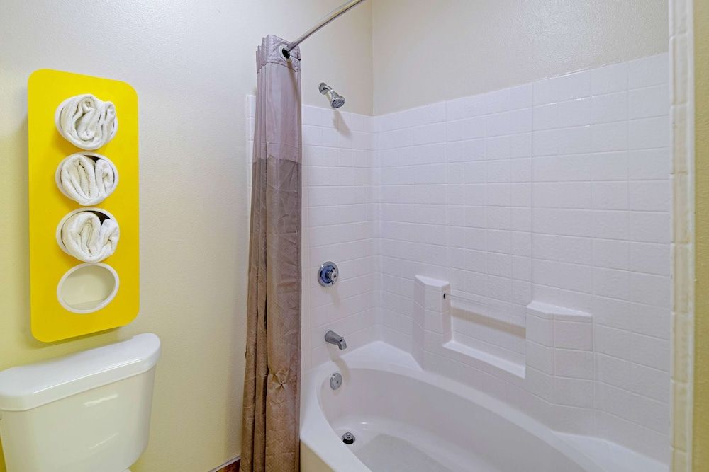 Motel 6 Rhome, TX Standard Room, 2 Queen Beds, Smoking 9