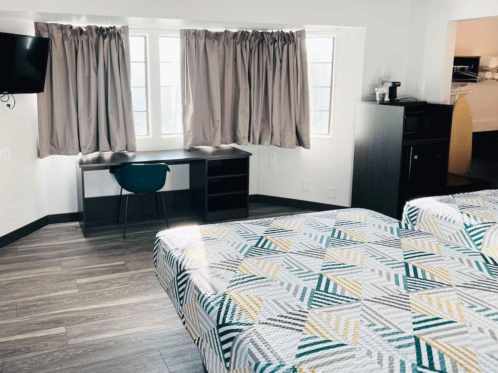 Deluxe Suite, 1 Queen Bed, Non Smoking, Refrigerator & Microwave