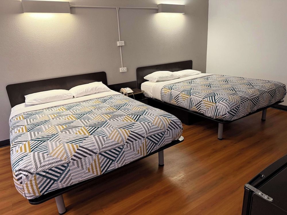 Motel 6 Joliet, IL - I-80 Standard Room, 2 Queen Beds, Smoking 5