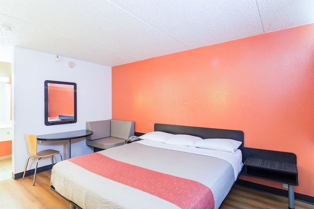 Motel 6 Joliet, IL - I-80 Standard Room, 1 King Bed, Non Smoking