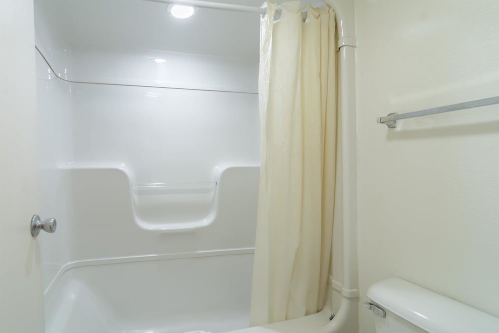 Motel 6 Joliet, IL - I-80 Standard Room, 1 King Bed, Non Smoking 9