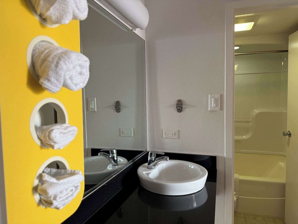 Motel 6 Joliet, IL - I-80 Standard Room, 2 Queen Beds, Smoking 11