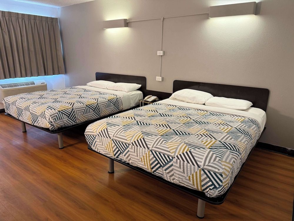 Motel 6 Joliet, IL - I-80 Standard Room, 2 Queen Beds, Smoking 7