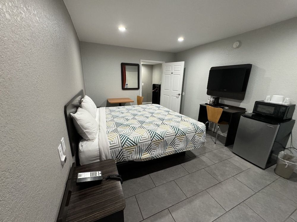 Deluxe Room, 1 King Bed, Accessible, Non Smoking