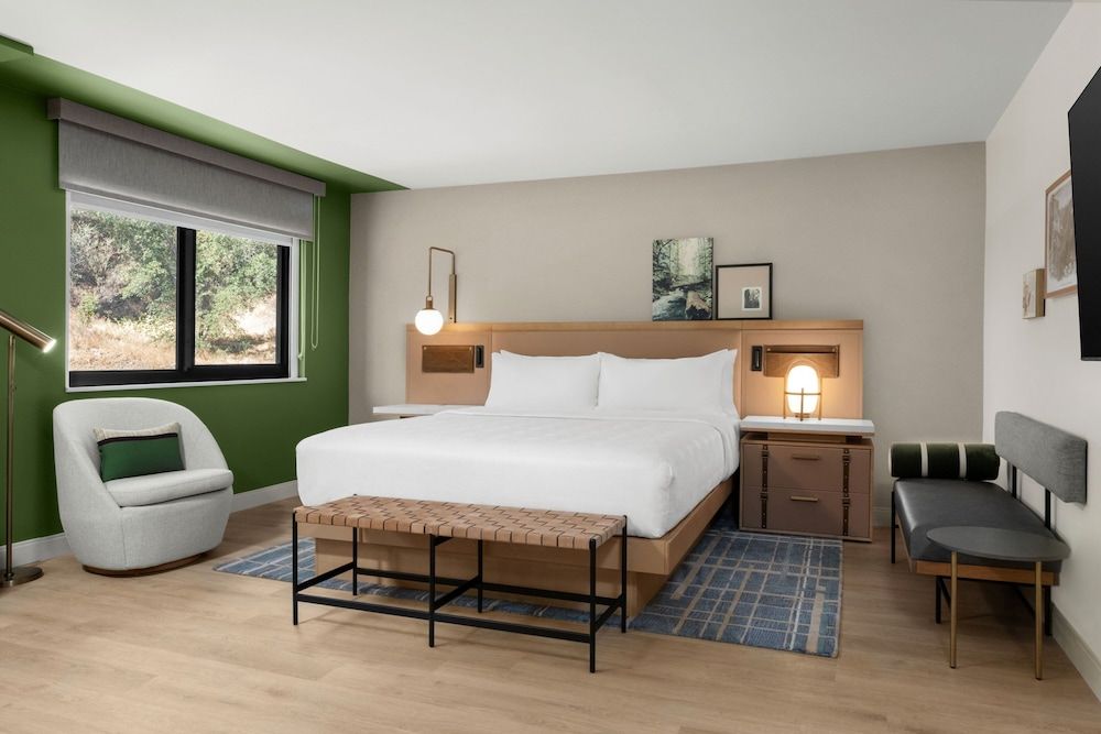 The Inelle, Oakhurst Yosemite, a Tribute Portfolio Hotel Suite, 1 King Bed