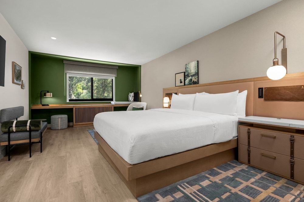 The Inelle, Oakhurst Yosemite, a Tribute Portfolio Hotel Standard Room, 1 King Bed