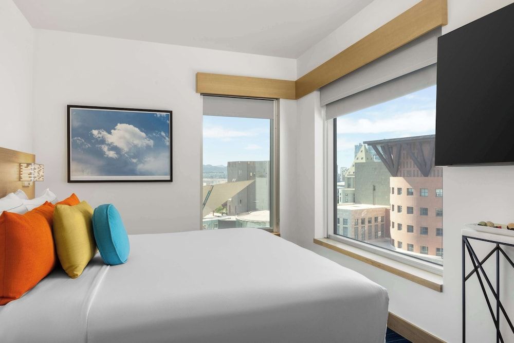 Suite, 1 King Bed (Museum View)
