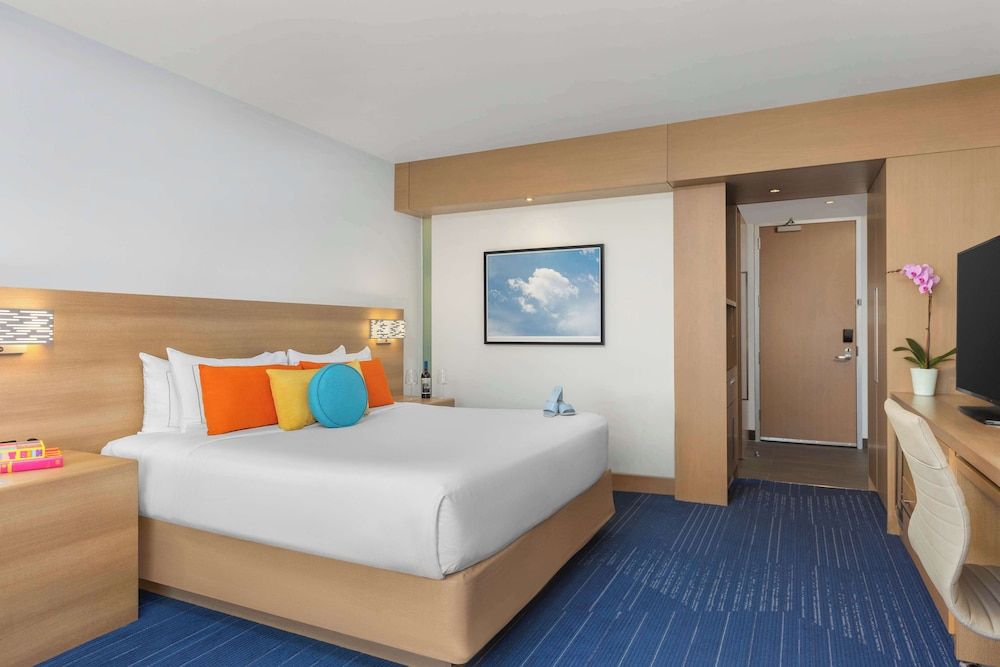 The Art Hotel Denver, Curio Collection by Hilton Room, 1 King Bed 4