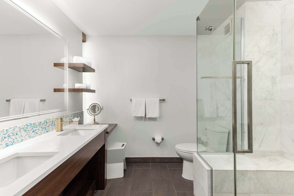 The Art Hotel Denver, Curio Collection by Hilton Room, 1 King Bed 8