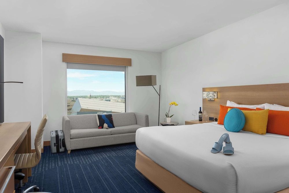 Deluxe Room, 1 King Bed, Mountain View
