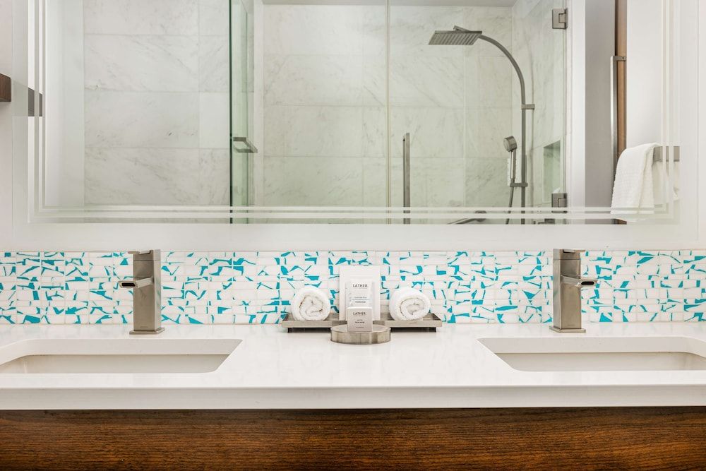 The Art Hotel Denver, Curio Collection by Hilton Room, 1 King Bed 6