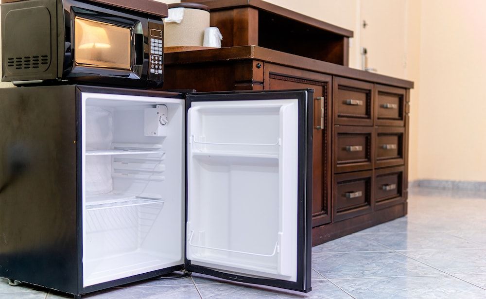 Sevilla Inn - Near Medieval Times Deluxe Room, 2 Queen Beds 8