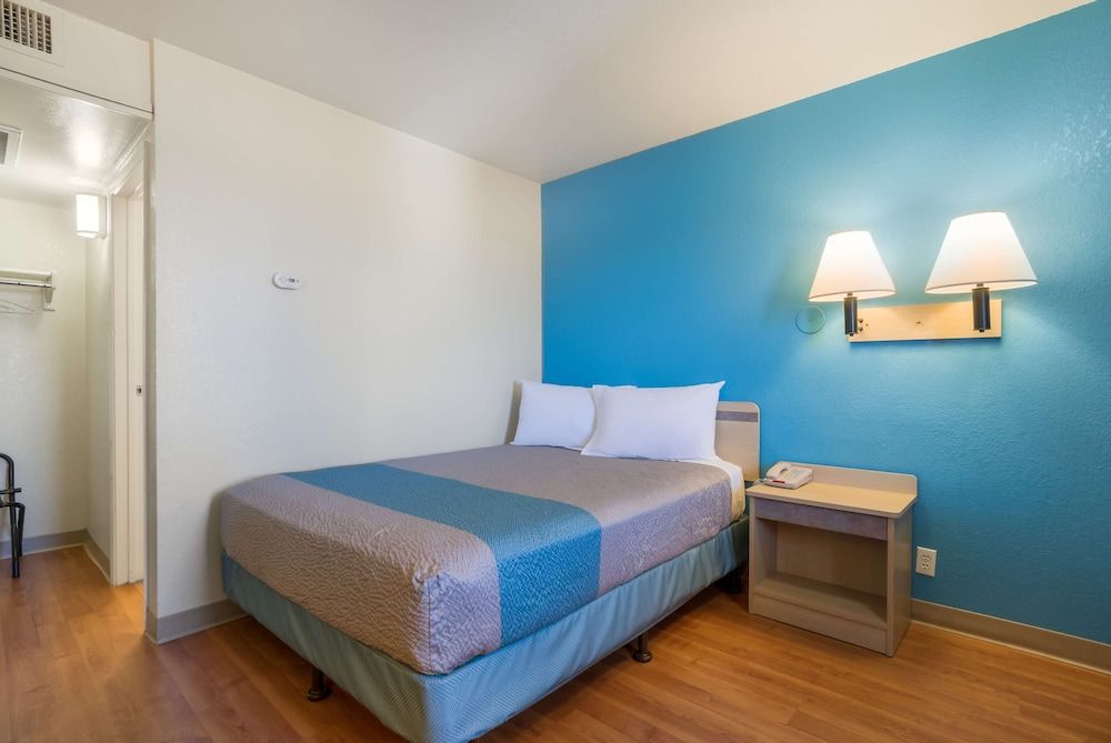 Motel 6 Grand Junction, CO Standard Room, 1 Queen Bed, Non Smoking 6