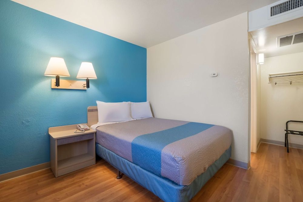 Motel 6 Grand Junction, CO Standard Room, 1 Queen Bed, Non Smoking 3