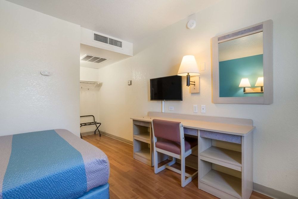 Motel 6 Grand Junction, CO Standard Room, 1 Queen Bed, Non Smoking 4