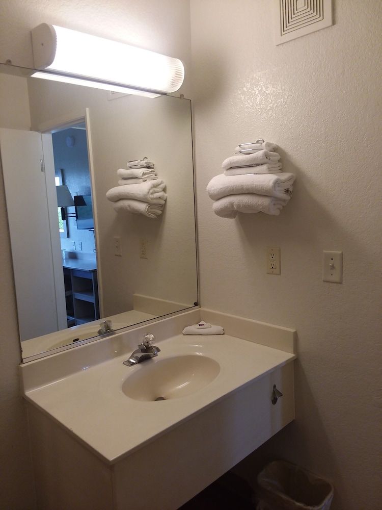 Motel 6 Grand Junction, CO Standard Room, 2 Double Beds, Non Smoking 8