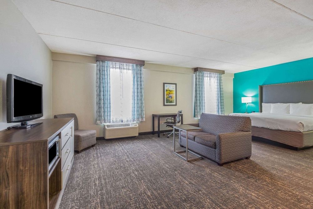 Deluxe Room, 1 King Bed, Non Smoking (Executive Deluxe Room)