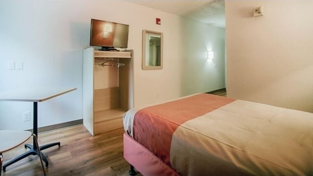 Deluxe Room, 1 King Bed, Non Smoking, Refrigerator & Microwave