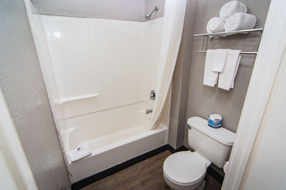 Motel 6 Ft. Pierce, FL, Fort Pierce Standard Room, 1 Queen Bed, Non Smoking 11