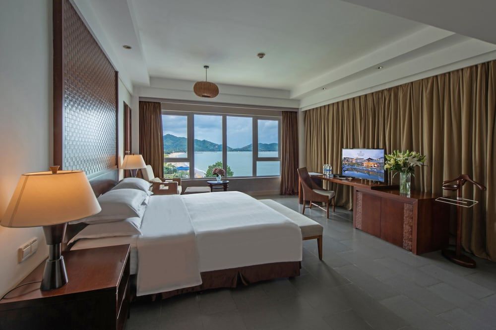 Deluxe Room, 1 King Bed, Balcony, Sea View