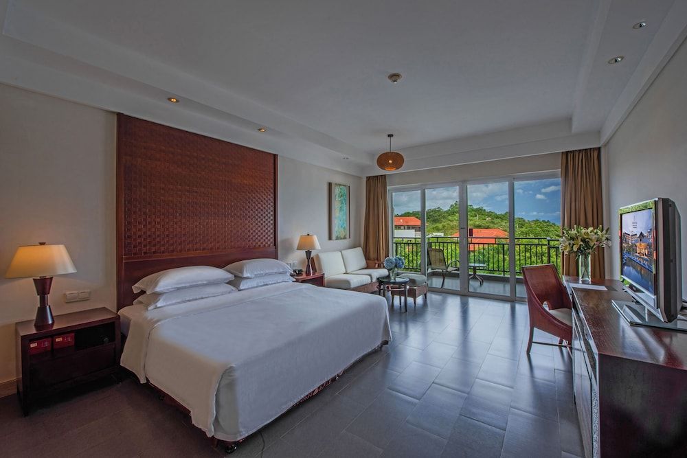Deluxe Room, 1 King Bed, Balcony, Mountain View