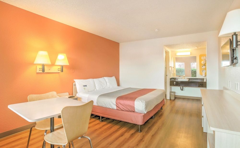 Motel 6 Medford, OR - North Deluxe Room, 1 King Bed, Non Smoking, Refrigerator & Microwave 7