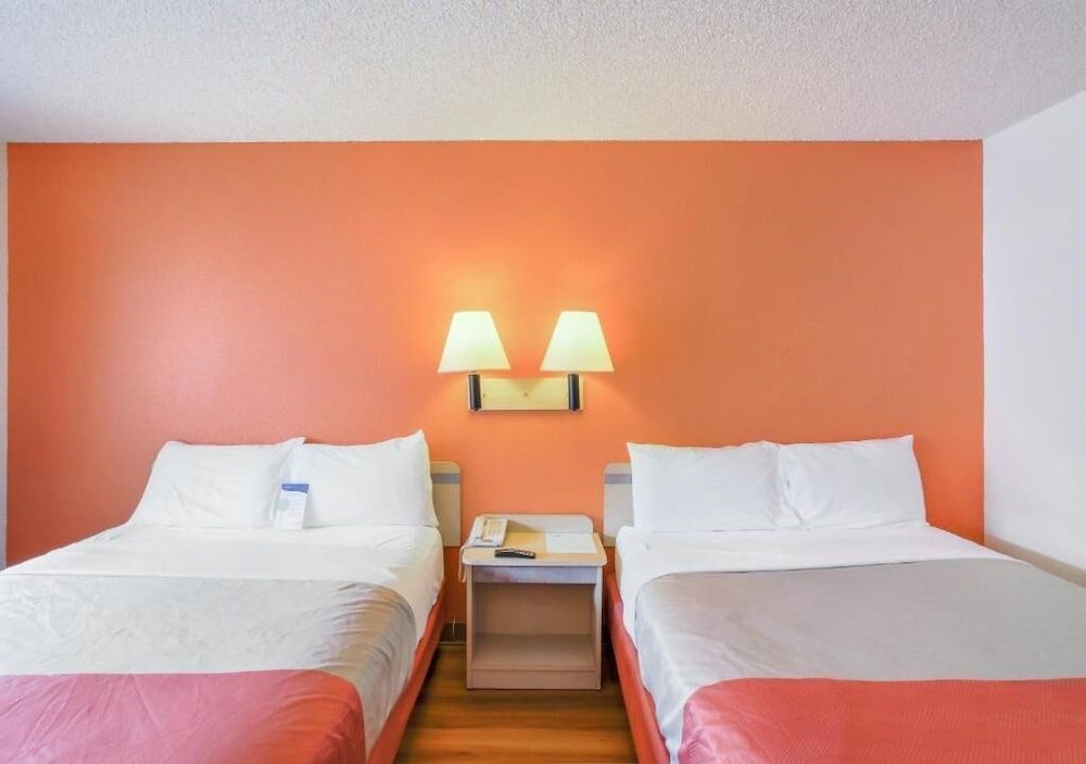 Motel 6 Medford, OR - North Deluxe Room, 2 Queen Beds, Smoking, Refrigerator & Microwave 2