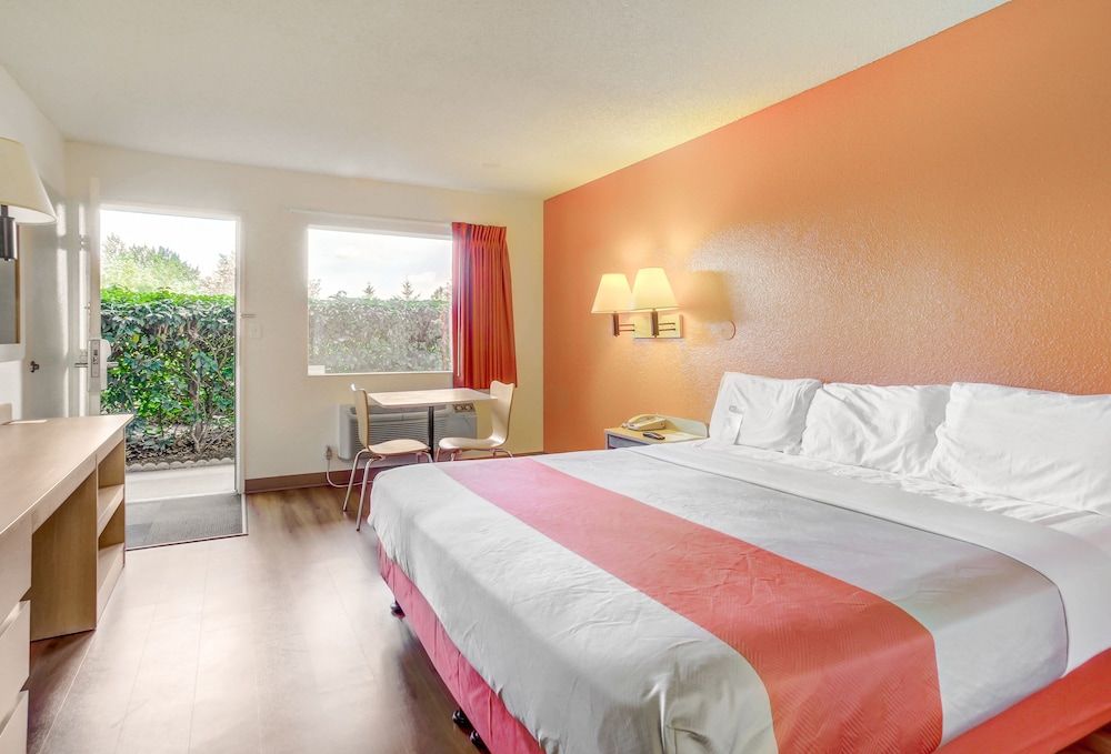 Motel 6 Medford, OR - North Deluxe Room, 1 King Bed, Non Smoking, Refrigerator & Microwave 6