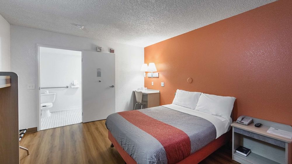 Motel 6 Medford, OR - North Deluxe Room, 1 King Bed, Non Smoking, Refrigerator & Microwave 4