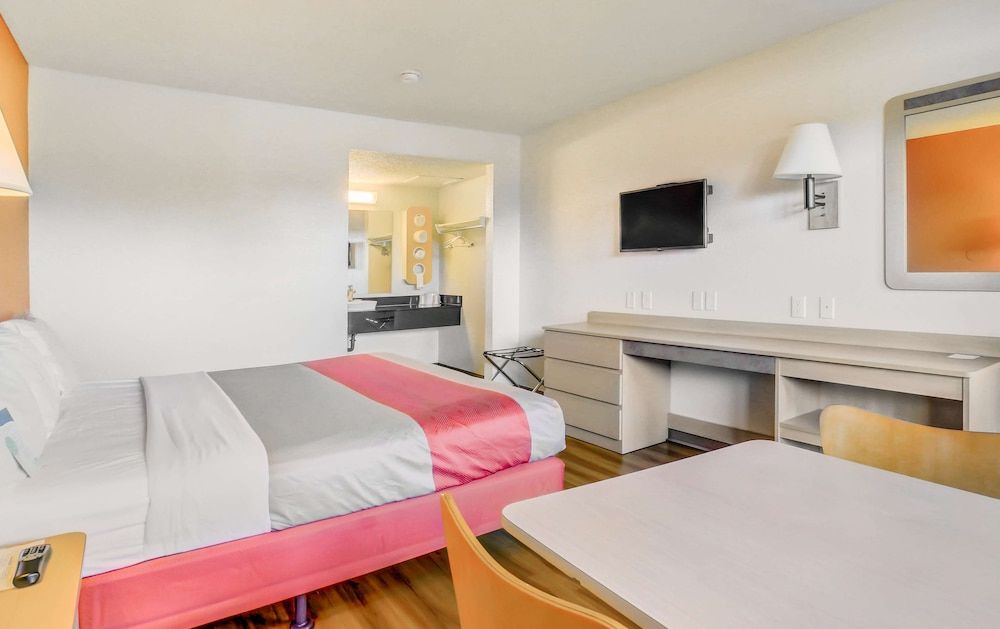 Motel 6 Medford, OR - North Deluxe Room, 1 King Bed, Non Smoking, Refrigerator & Microwave 8