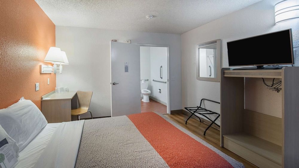 Motel 6 Medford, OR - North Deluxe Room, 1 King Bed, Non Smoking, Refrigerator & Microwave 11
