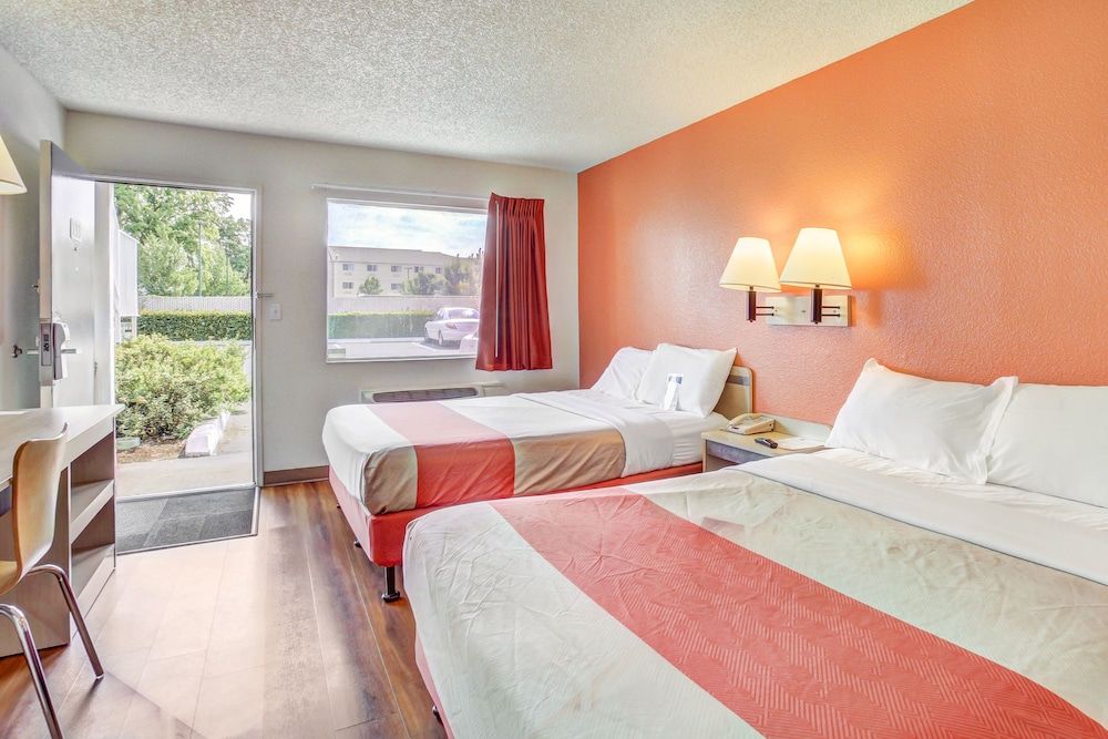 Motel 6 Medford, OR - North Deluxe Room, 2 Queen Beds, Smoking, Refrigerator & Microwave