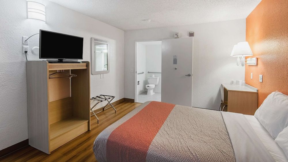 Motel 6 Medford, OR - North Deluxe Room, 1 Double Bed, Accessible, Non Smoking 8